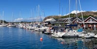 gästhamn i Grebbestad med bryggor båtar och service nära havet