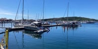 gästhamn i Fjällbacka med båtar bryggor och kustmiljö i Bohuslän