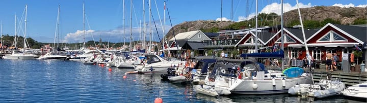 Grebbestad gæstehavn med dokker, både og kystliv