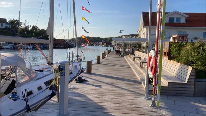 Bohuslän vid havet kustvy med bryggor båtar hav och sommarkänsla i Bohuslän